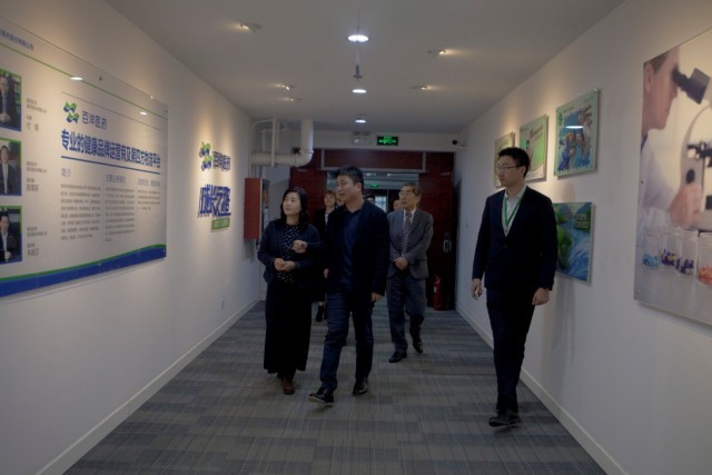 QUANIS技术开发者神山文男教授参观国产色情主播
-e1483090470624.jpg