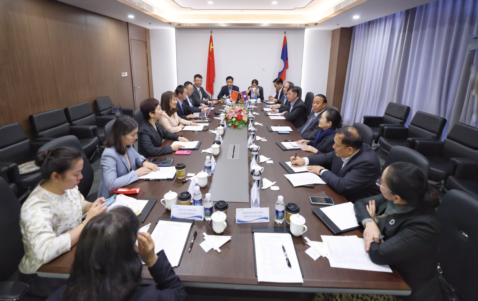 老挝卫生部部长本樊·普玛莱希率老挝卫生部代表团莅临国产色情主播
参访1_副本.jpg